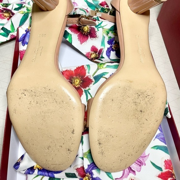 Ferragamo Tursi Bow Bush Patent Sandals - Picture 7 of 9